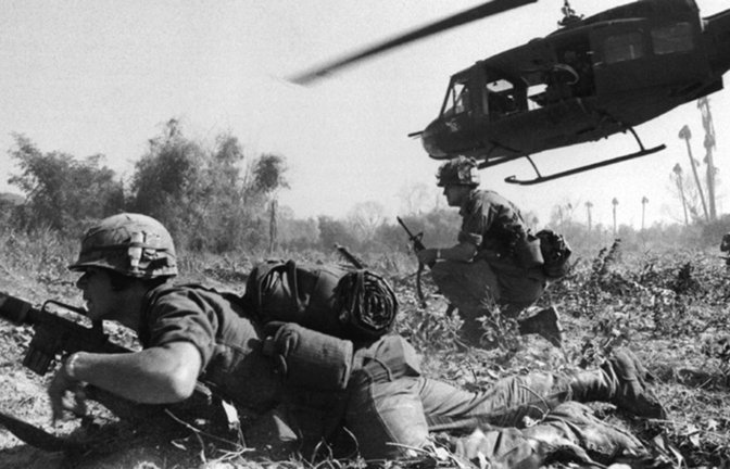 Kampfszene aus dem Vietnamkrieg. Die zahlreichen Helikoptereinsätze sind den Helfern des Malteserdienstes noch immer im Gedächtnis eingebrannt.<span class='image-autor'>Foto: Imago</span>