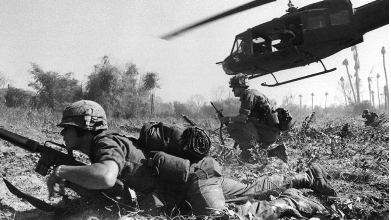 Kampfszene aus dem Vietnamkrieg. Die zahlreichen Helikoptereinsätze sind den Helfern des Malteserdienstes noch immer im Gedächtnis eingebrannt.Foto: Imago Kampfszene aus dem Vietnamkrieg. Die zahlreichen Helikoptereinsätze sind den Helfern des Malteserdienstes noch immer im Gedächtnis eingebrannt.Foto: Imago