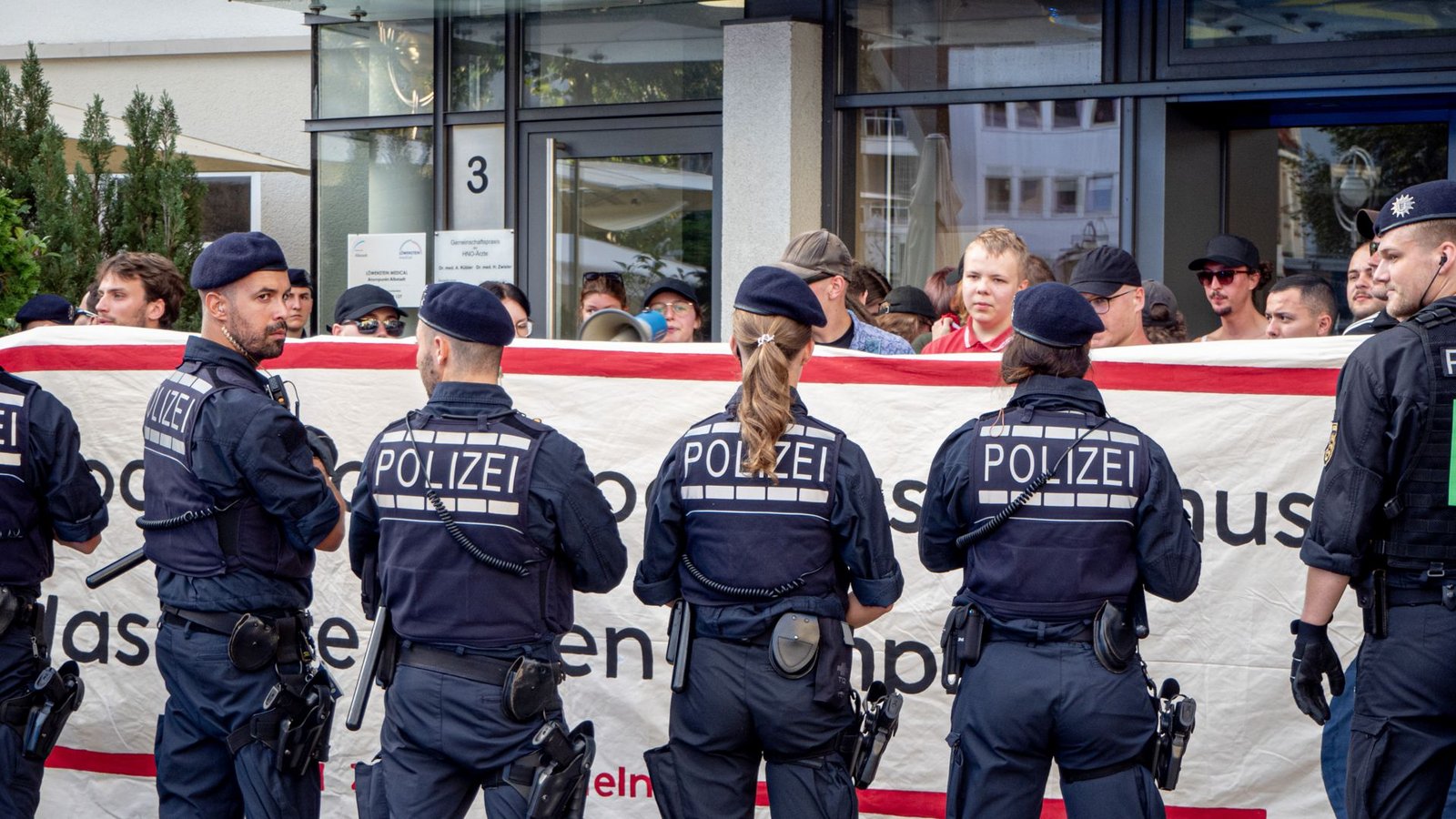 Die verschiedenen Gruppen auf Abstand zu halten, macht der Polizei zeitweise zu schaffen.Foto: René Wolff Die verschiedenen Gruppen auf Abstand zu halten, macht der Polizei zeitweise zu schaffen.Foto: René Wolff