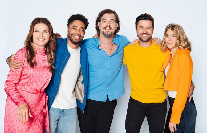 V. l.: Tabea Heynig („Britta Schönfeld-Küpper“), Julius Dombrink („Theo Weigel“), Diego Carlos Seyfarth („David Junker“), Milos Vukovic („Paco Weigel“), Bettine Langehein ("Stella Richter")<span class='image-autor'>Foto: RTL / Julia Feldhagen</span>