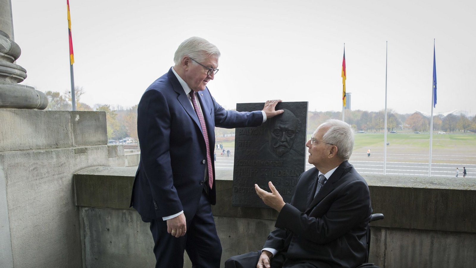 Bundespräsident Frank-Walter Steinmeier und Bundestagspräsident Wolfgang Schäuble unterhalten sich 2018 auf dem sogenannten Scheidemann-Balkon des Reichstagsgebäudes anlässlich des 100. Jahrestags der Ausrufung der Republik miteinander.Foto: dpa/Sandra Steins Bundespräsident Frank-Walter Steinmeier und Bundestagspräsident Wolfgang Schäuble unterhalten sich 2018 auf dem sogenannten Scheidemann-Balkon des Reichstagsgebäudes anlässlich des 100. Jahrestags der Ausrufung der Republik miteinander.Foto: dpa/Sandra Steins