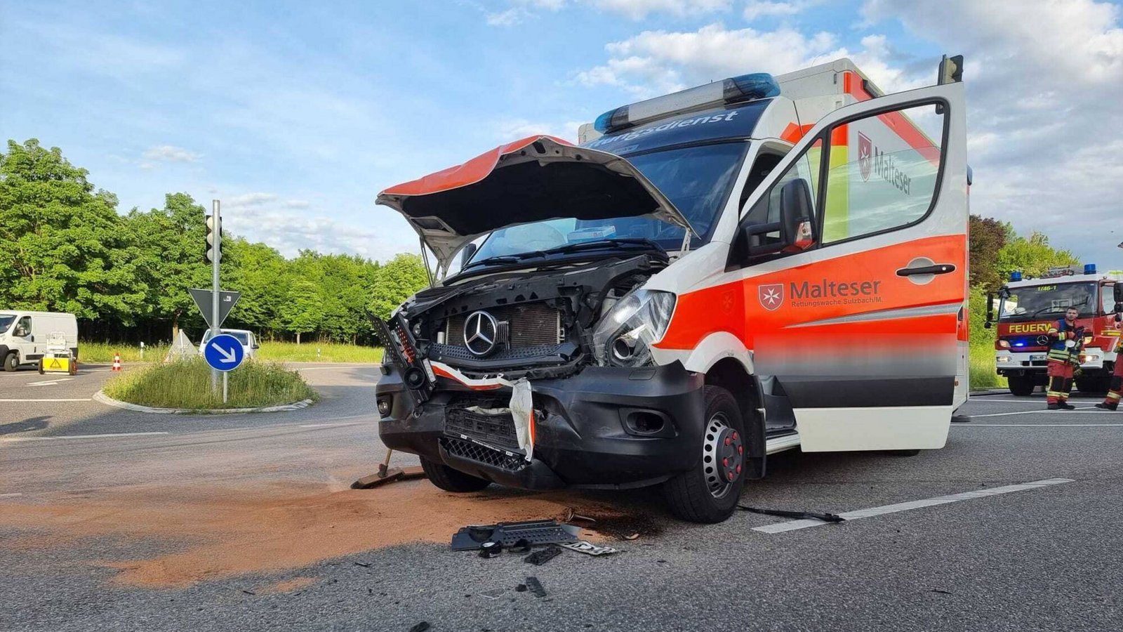Der Rettungswagen-Fahrer und ein Mitfahrer wurden leicht verletzt.Foto: 7aktuell.de/ Hessenauer/7aktuell.de | Hessenauer