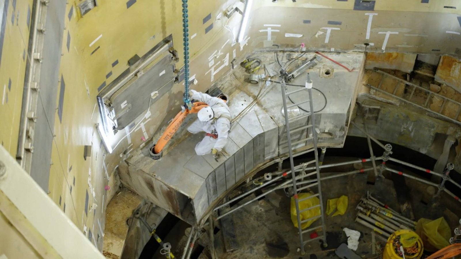 Im schon ausgeräumten Reaktorgebäude des GKN I, das bereits 2011 abgeschaltet worden ist, werden Betonteile abmontiert.Foto: EnBW Im schon ausgeräumten Reaktorgebäude des GKN I, das bereits 2011 abgeschaltet worden ist, werden Betonteile abmontiert.Foto: EnBW
