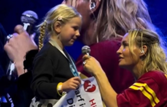 Popstar Sarah Connor begegnet ihrem Fan Lisa auf Augenhöhe.<span class='image-autor'>Foto: Instagram</span>