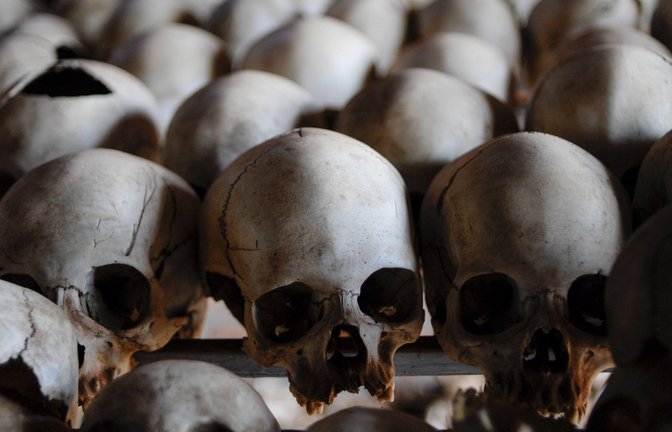 Schädel im Ntarama Genocide Memorial Centre in Ruanda: Hier wurden am 14. April 1995 in der katholischen Kirche von Ntarama rund 5000 Menschen bestialisch abgeschlachtet. Das Genocide Memorial ist eines von sechs offiziellen Orten  in Ruanda, wo des Völkermords an 800.000 bis 1 Million Menschen gedacht wird.he<span class='image-autor'>Foto: Imago/Jörg Boethling</span>