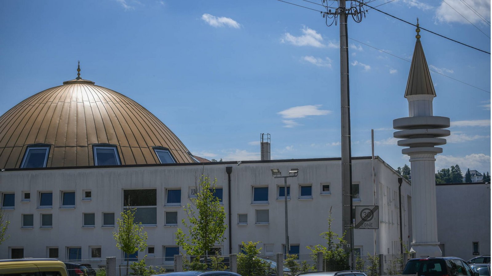 Die Moschee von Schwäbisch Gmünd entstand in einem ehemaligen Baumarkt.Foto: imago images/Marius Bulling Die Moschee von Schwäbisch Gmünd entstand in einem ehemaligen Baumarkt.Foto: imago images/Marius Bulling