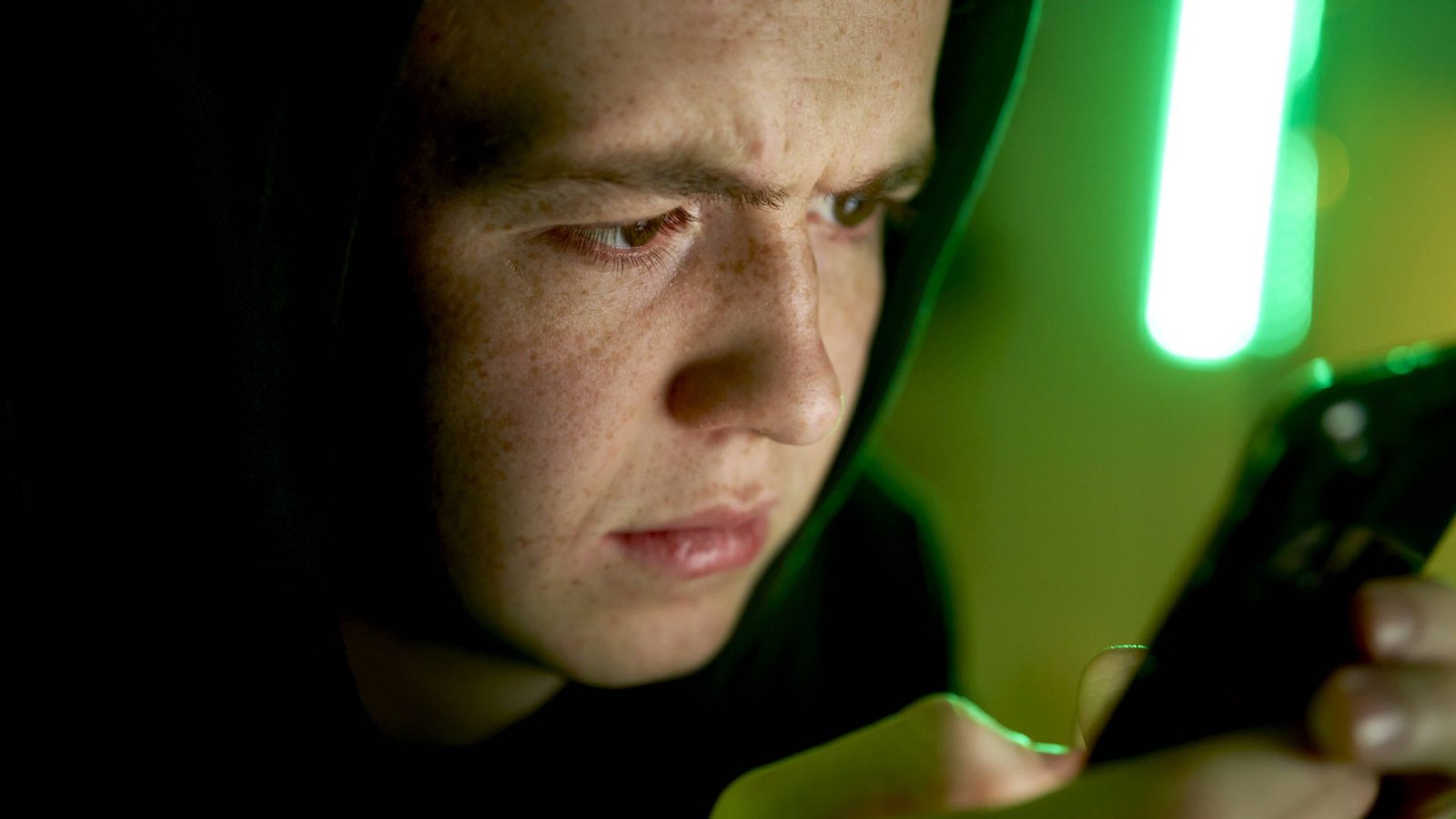 Nicht nur Jugendliche können die Nachrichten belasten.Foto: imago//gpointstudio Nicht nur Jugendliche können die Nachrichten belasten.Foto: imago//gpointstudio
