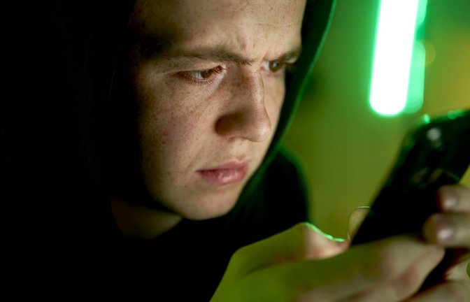 Nicht nur Jugendliche können die Nachrichten belasten.<span class='image-autor'>Foto: imago//gpointstudio</span>