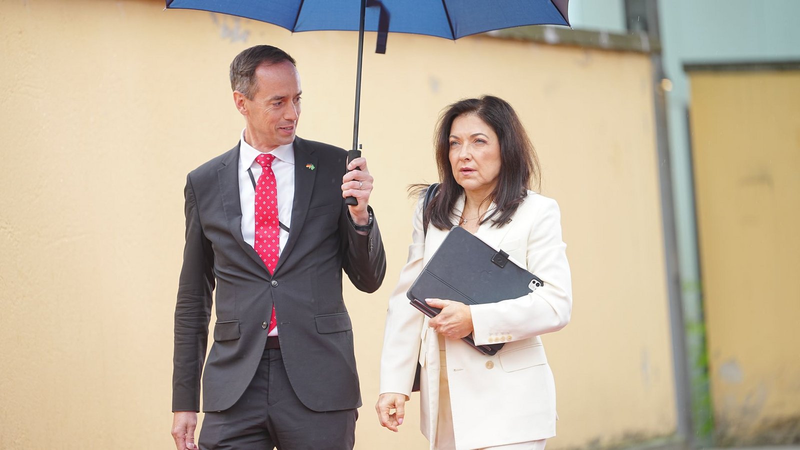 Nach den Worten von Wirtschaftsministerin Reiche geht auch darum, die Raffineriekapazitäten hochhalten zu können.Foto: Michael Kappeler/dpa