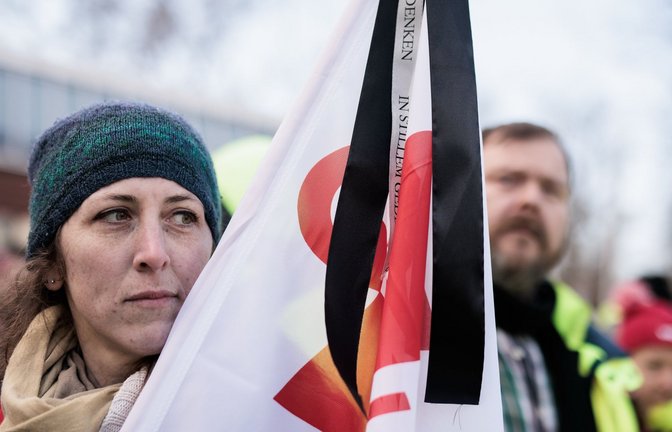 Trauerflor statt wehender Gewerkschaftsflaggen: Die Stimmung der Beschäftigten im öffentlichen Dienst vor der zweiten  Verhandlungsrunde in Potsdam ist sehr gedrückt.<span class='image-autor'>Foto: dpa/Carsten Koall</span>