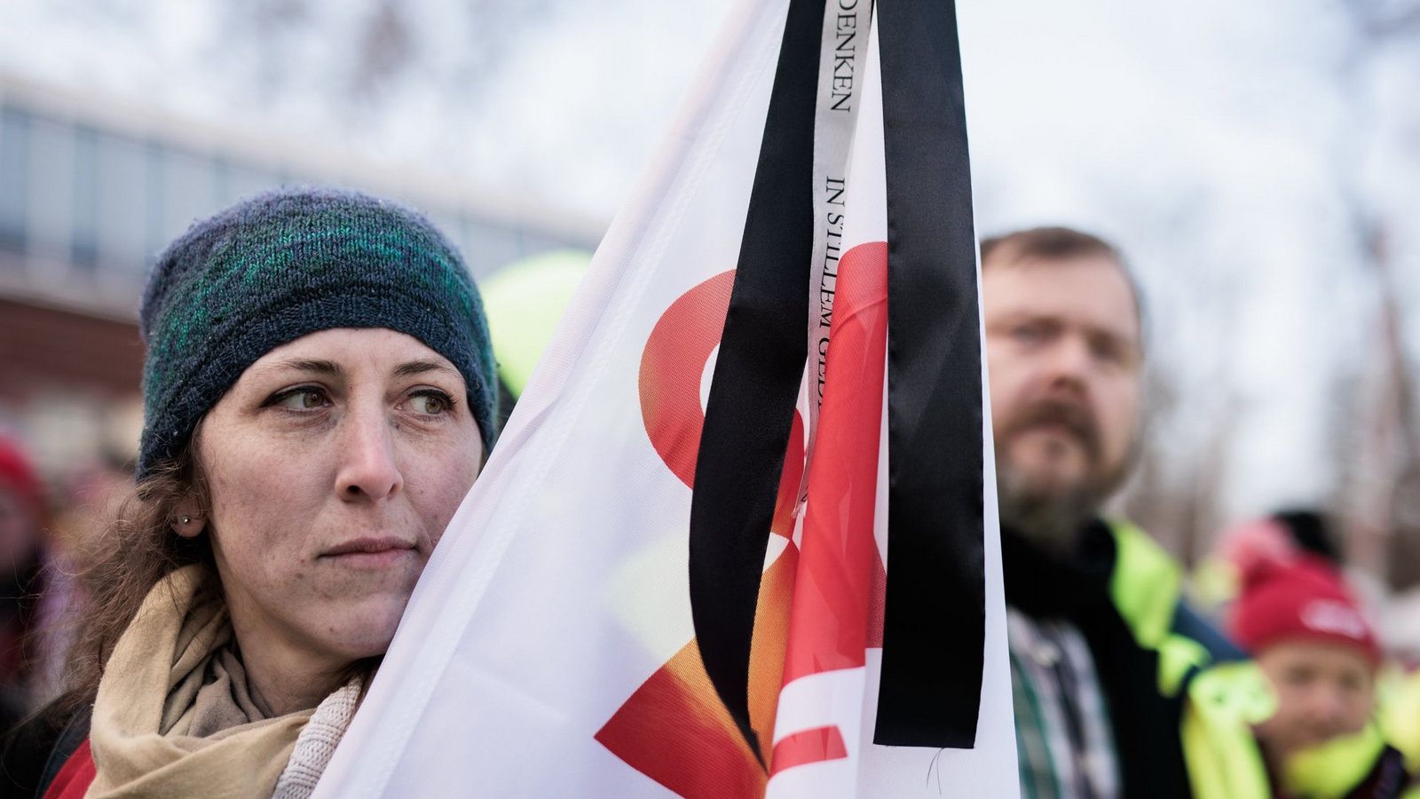 Trauerflor statt wehender Gewerkschaftsflaggen: Die Stimmung der Beschäftigten im öffentlichen Dienst vor der zweiten Verhandlungsrunde in Potsdam ist sehr gedrückt.Foto: dpa/Carsten Koall Trauerflor statt wehender Gewerkschaftsflaggen: Die Stimmung der Beschäftigten im öffentlichen Dienst vor der zweiten Verhandlungsrunde in Potsdam ist sehr gedrückt.Foto: dpa/Carsten Koall