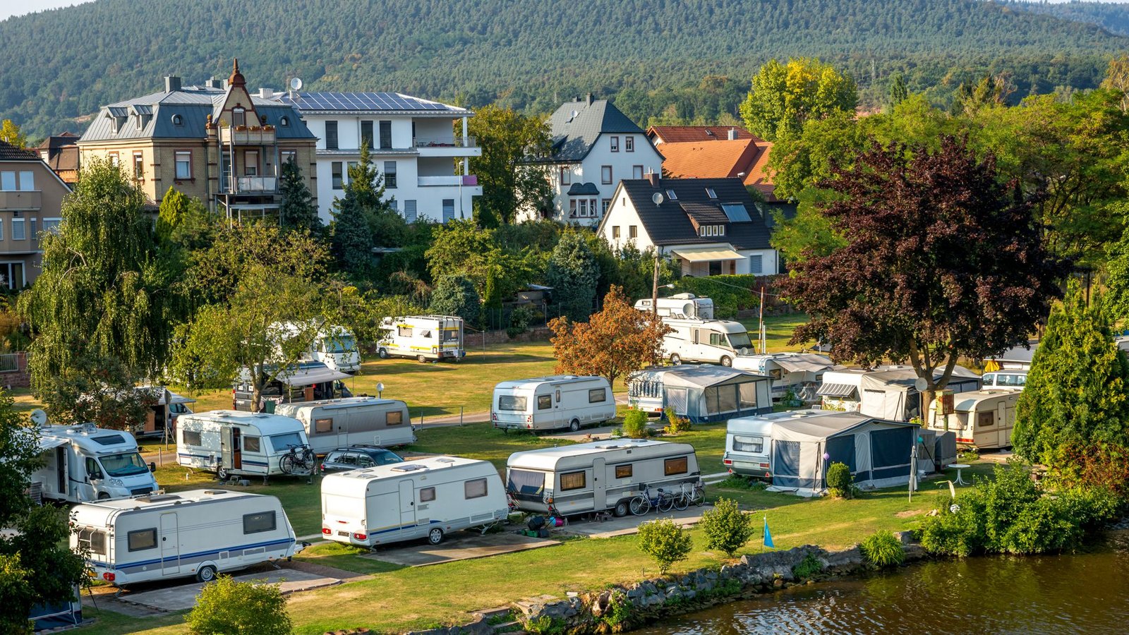 Die schönsten Campingplätze sind schnell ausgebucht.Foto: DVFG / AdobeStock Die schönsten Campingplätze sind schnell ausgebucht.Foto: DVFG / AdobeStock