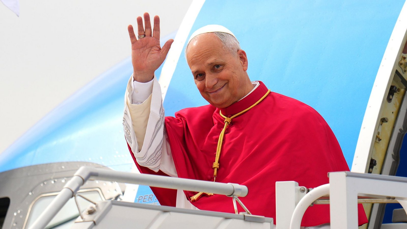Papst Leo XIV. grüßt bei seiner Ankunft in Spanien.Foto: Manu Fernandez/AP/dpa