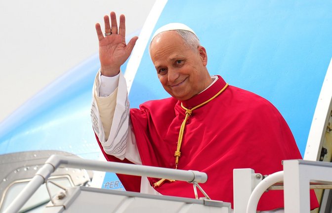 Papst Leo XIV. grüßt bei seiner Ankunft in Spanien.<span class='image-autor'>Foto: Manu Fernandez/AP/dpa</span>