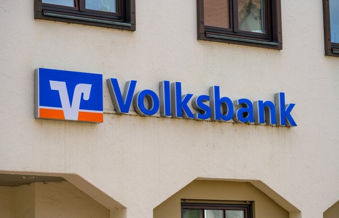 Kann man bei den Volksbanken überall Geld einzahlen?<span class='image-autor'>Foto: TobiasTropper / shutterstock.com</span>