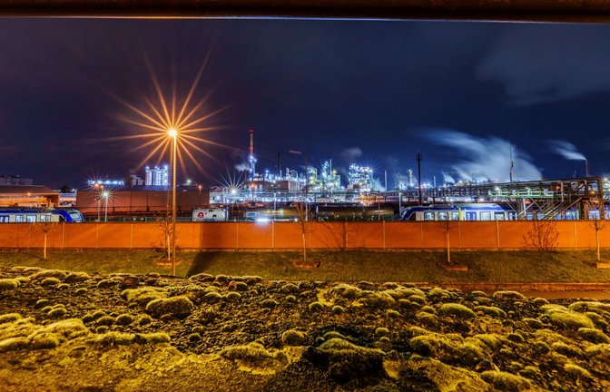 Industriepark Höchst in Frankfurt: Die Chemiebranche steht unter Druck. (Archivbild)<span class='image-autor'>Foto: Andreas Arnold/dpa</span>