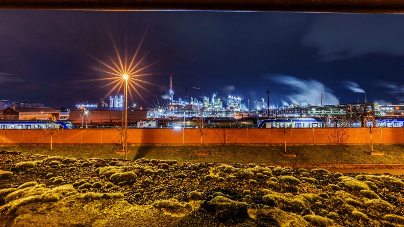 Industriepark Höchst in Frankfurt: Die Chemiebranche steht unter Druck. (Archivbild)Foto: Andreas Arnold/dpa