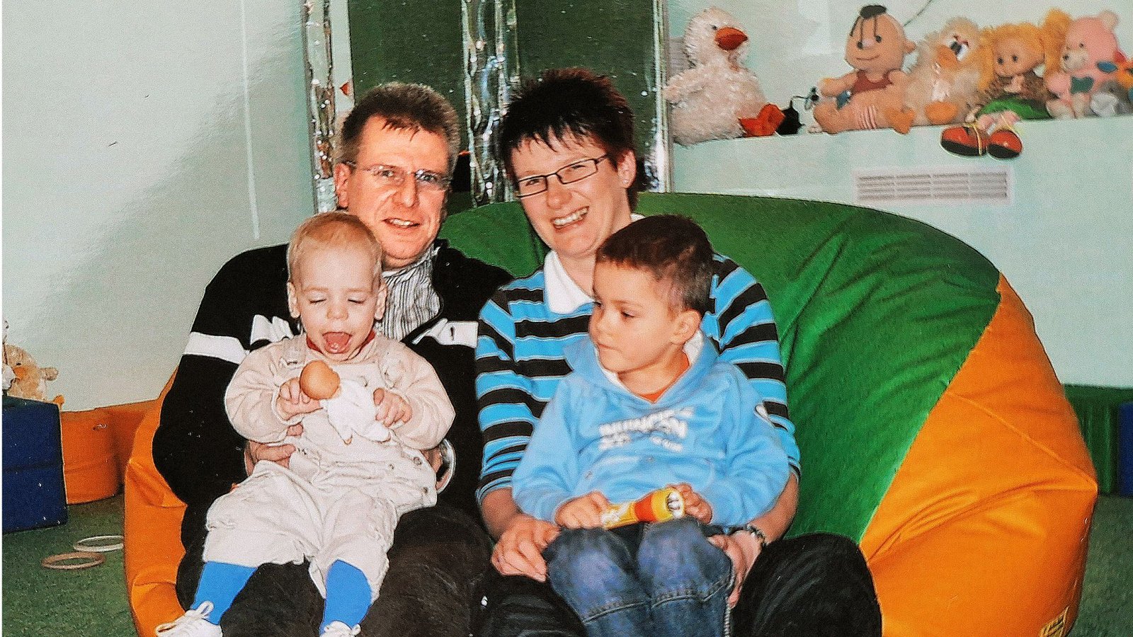 Ein Bild aus dem Kinderheim in der Ukraine. Volker hat Jannis auf dem Schoß, Sonja den älteren Adoptivsohn.Foto: priva/t