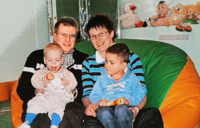 Ein Bild aus dem Kinderheim in der Ukraine. Volker hat Jannis auf dem Schoß, Sonja den älteren Adoptivsohn.<span class='image-autor'>Foto: priva/t</span>