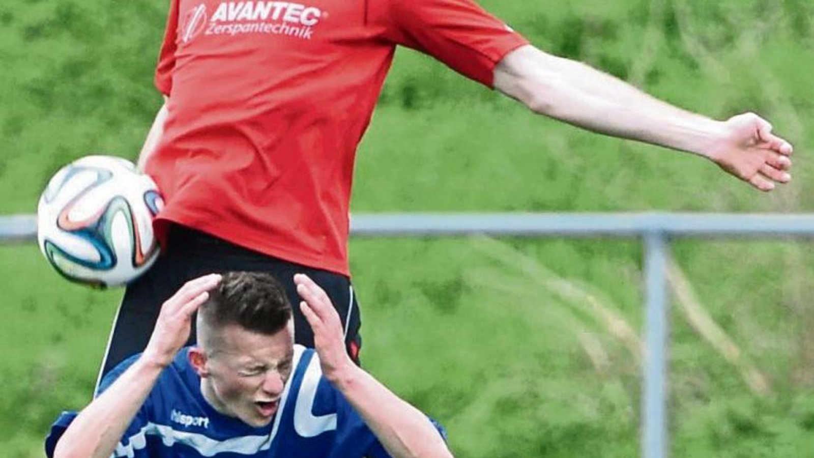 Gündelbachs Granit Isafi (vorne) verliert hier klar das Kopfballduell gegen den deutlich größeren Horrheimer Jakob Zoller. Foto: Leitner Gündelbachs Granit Isafi (vorne) verliert hier klar das Kopfballduell gegen den deutlich größeren Horrheimer Jakob Zoller. Foto: Leitner