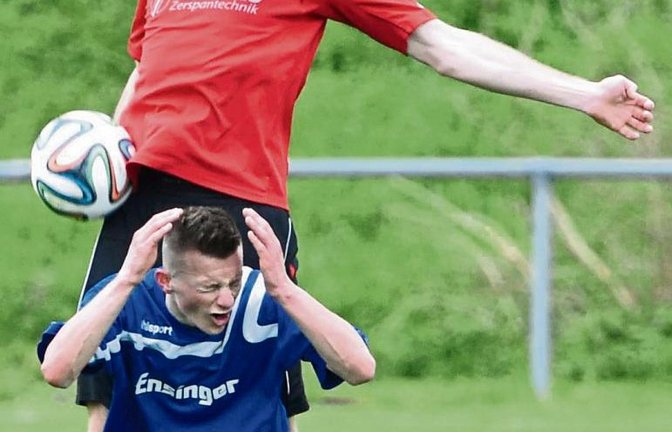 Gündelbachs Granit Isafi (vorne) verliert hier klar das Kopfballduell gegen den deutlich größeren Horrheimer Jakob Zoller. Foto: Leitner