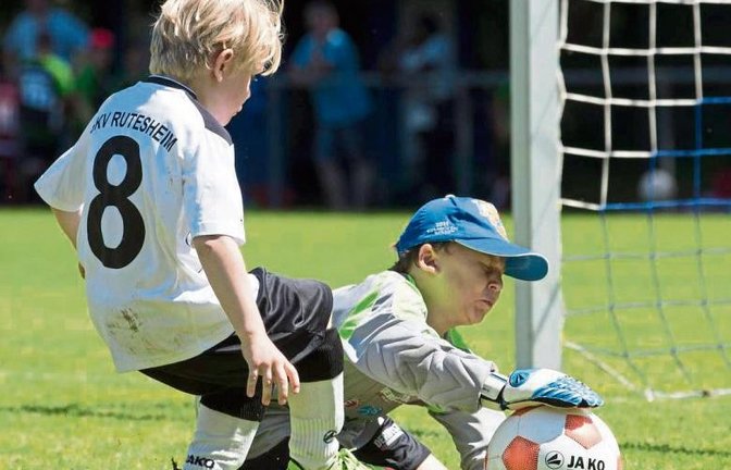 Valentino Nico, der Keeper der Enzweihinger F-Junioren, klärt hier den Ball vor Hannes Ordemann von der SKV Rutesheim. Foto: Leitner