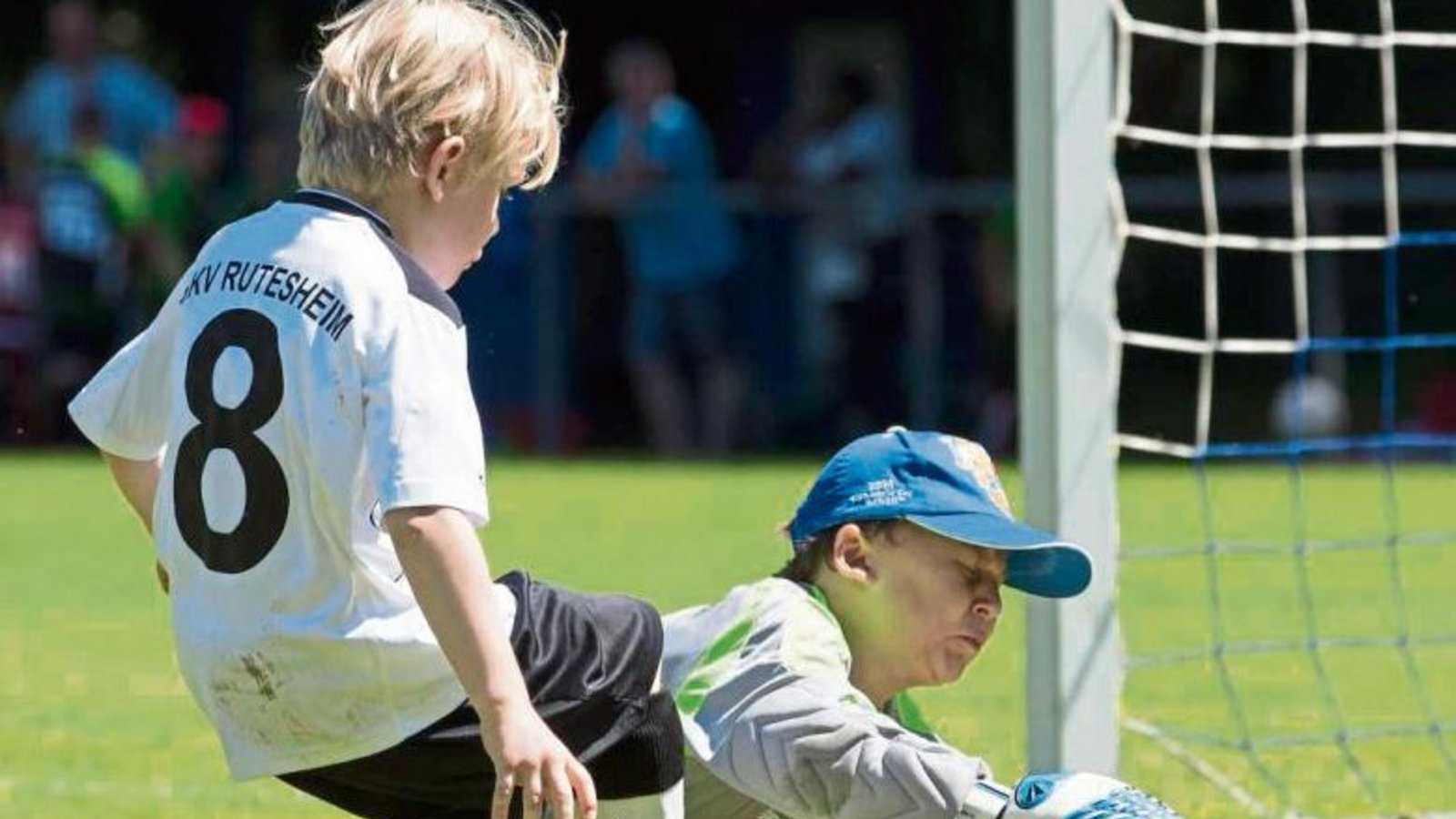 Valentino Nico, der Keeper der Enzweihinger F-Junioren, klärt hier den Ball vor Hannes Ordemann von der SKV Rutesheim. Foto: Leitner Valentino Nico, der Keeper der Enzweihinger F-Junioren, klärt hier den Ball vor Hannes Ordemann von der SKV Rutesheim. Foto: Leitner