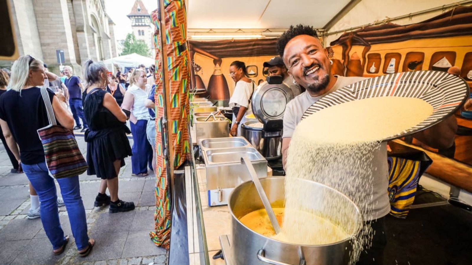 Viele afrikanische Spezialitäten können Besucher auf dem Afrika-Festival am Erwin-Schoettle-Platz probieren.Lichtgut/Ferdinando Iannone