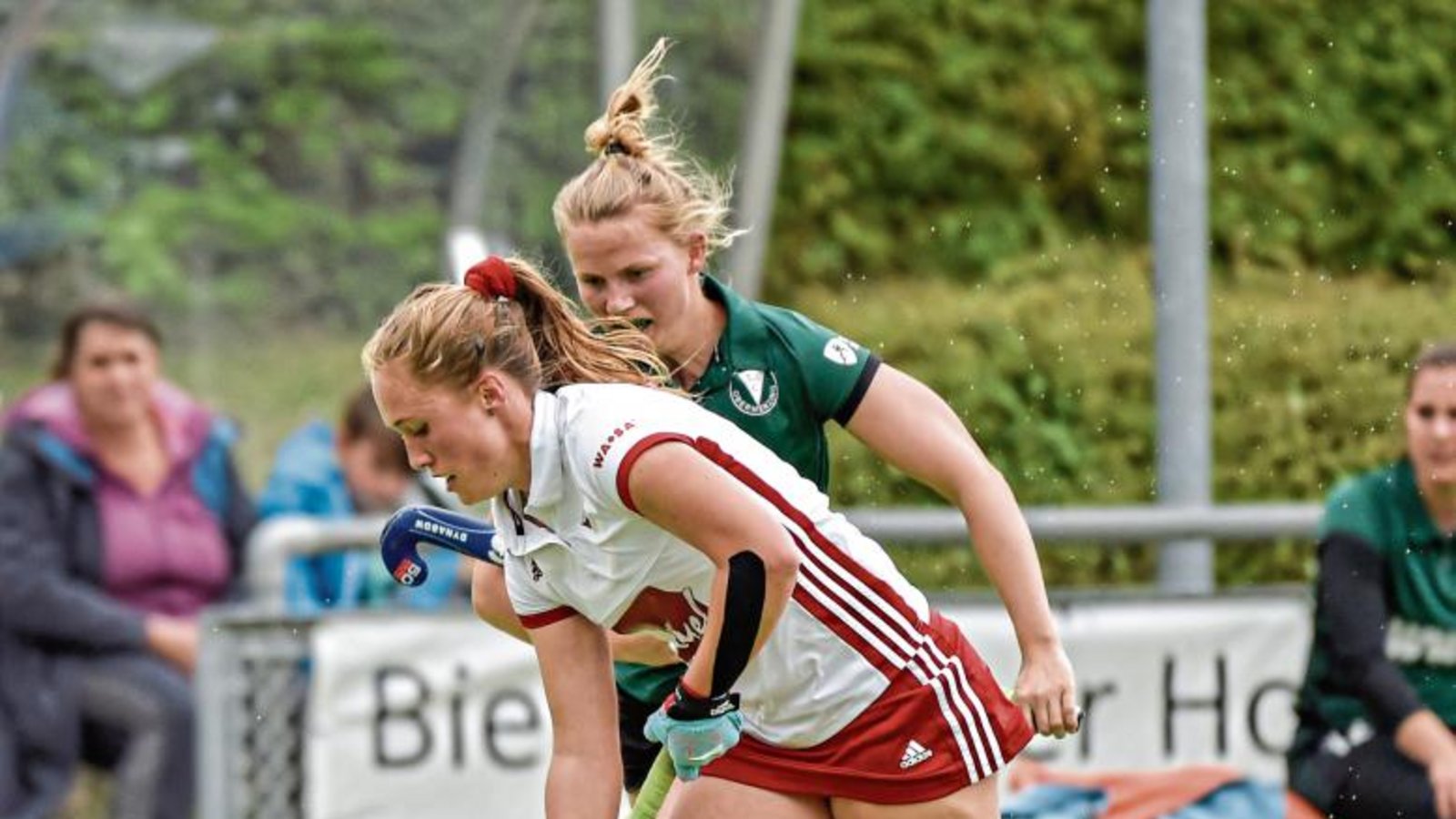 Lena Klösel (vorne) und die Frauen des Bietigheimer HTC haben durch ein 3:0 gegen Eintracht Frankfurt das Schlusslicht aus Hessen in die Regionalliga geschickt. Foto: Archiv/Leitner Lena Klösel (vorne) und die Frauen des Bietigheimer HTC haben durch ein 3:0 gegen Eintracht Frankfurt das Schlusslicht aus Hessen in die Regionalliga geschickt. Foto: Archiv/Leitner