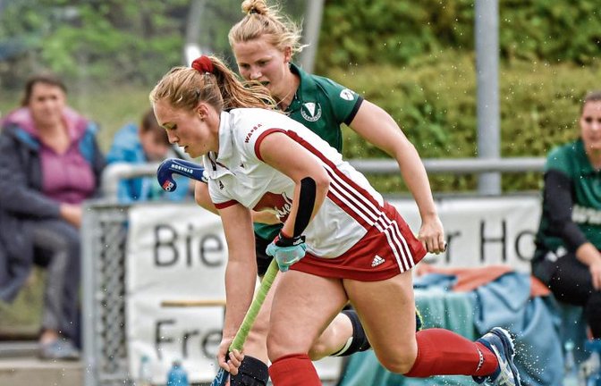 Lena Klösel (vorne) und die Frauen des Bietigheimer HTC haben durch ein 3:0 gegen Eintracht Frankfurt das Schlusslicht aus Hessen in die Regionalliga geschickt.  Foto: Archiv/Leitner