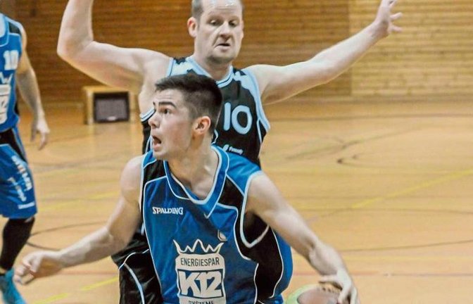 Achim Jesser (vorne) von der BSG Vaihingen/Sachsenheim zieht gegen Endersbachs Frank Weber zum Korb. Foto: Leitner