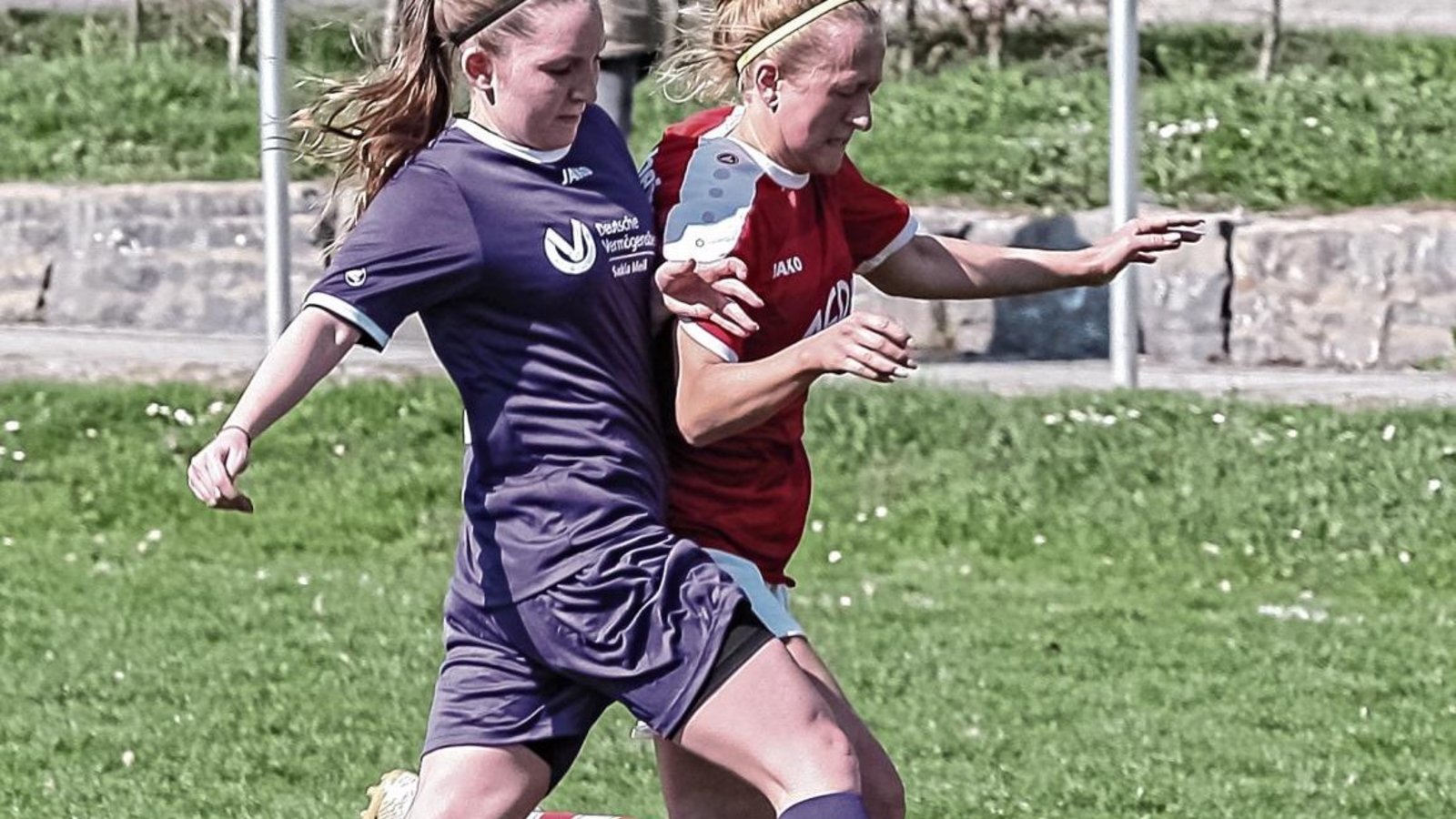 Fabienne Stuber (links) hat sich mit dem FV Roßwag in der Frauenfußball-Bezirksliga einiges vorgenommen. Foto: Simecek Fabienne Stuber (links) hat sich mit dem FV Roßwag in der Frauenfußball-Bezirksliga einiges vorgenommen. Foto: Simecek