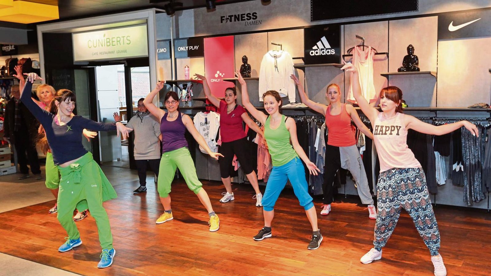 Bei einer Zumba-Vorführung konnten Interessenten gleich einen Blick in den Inhalt eines der angebotenen Kurse werfen. Foto: Küppers Bei einer Zumba-Vorführung konnten Interessenten gleich einen Blick in den Inhalt eines der angebotenen Kurse werfen. Foto: Küppers