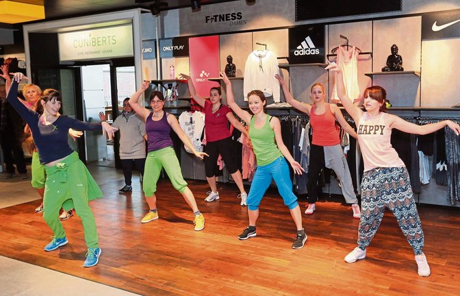 Bei einer Zumba-Vorführung konnten Interessenten gleich einen Blick in den Inhalt eines der angebotenen Kurse werfen. Foto: Küppers