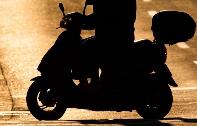 Ein 15-Jähriger ist in Fellbach auf einem Motorroller vor der Polizei geflüchtet (Symbolbild)<span class='image-autor'>Julian Stratenschulte/dpa</span>
