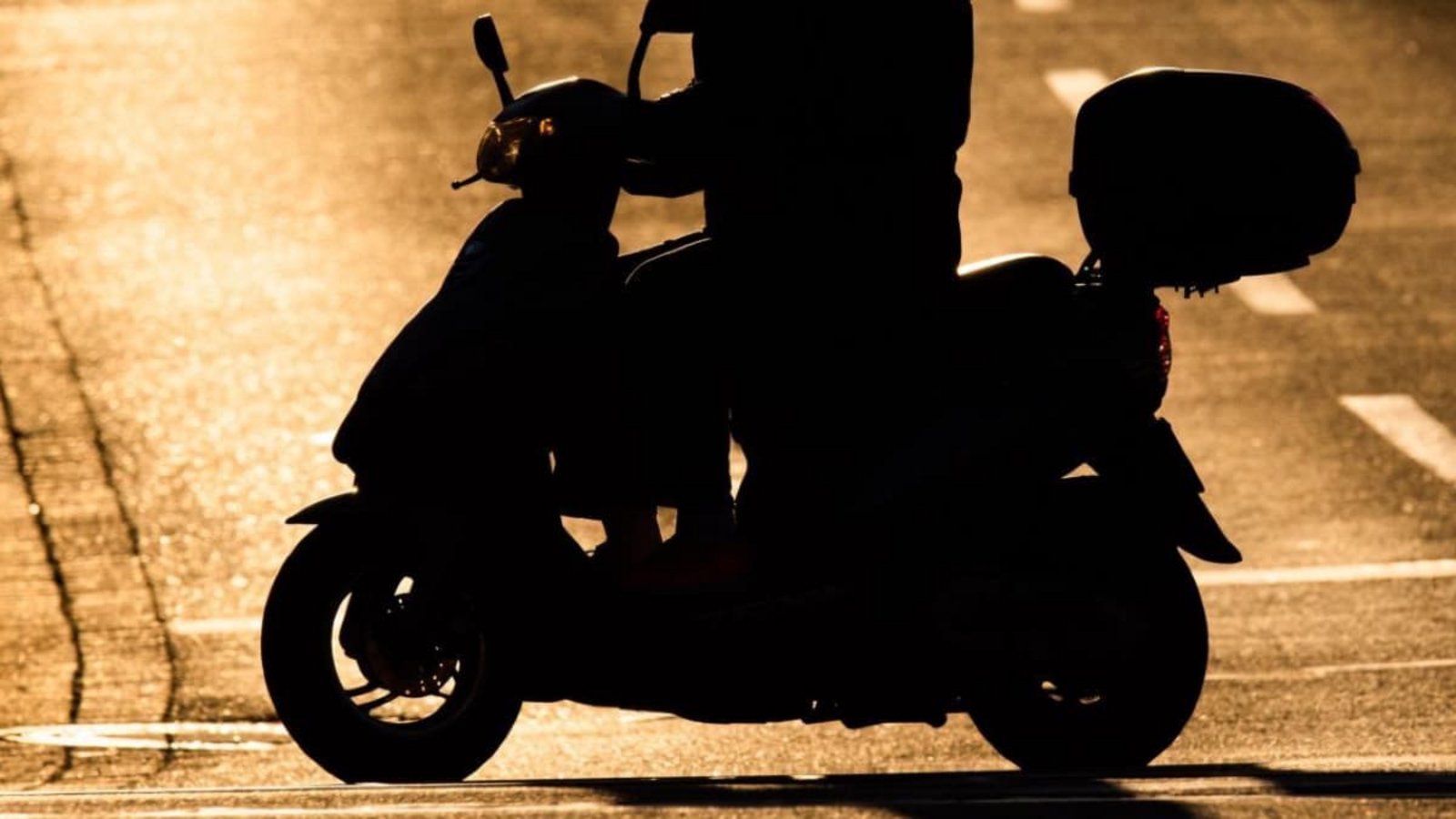Ein 15-Jähriger ist in Fellbach auf einem Motorroller vor der Polizei geflüchtet (Symbolbild)Julian Stratenschulte/dpa