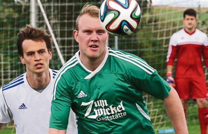 Mit vier Treffern findet sich Sascha Burger (rechts) in der Torjägerliste zwar erst auf Platz 15 wieder. Die oftmals gescholtene Offensive um den Mittelstürmer ist zurzeit aber gut drauf. Foto: Küppers