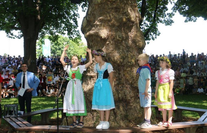 Auf diese Gedichtzeile wartet das Publikum. Wenn die Kinder rufen „’S isch Maiadag“, ist ihnen Applaus sicher.  <span class='image-autor'>Fotos: Rücker</span>