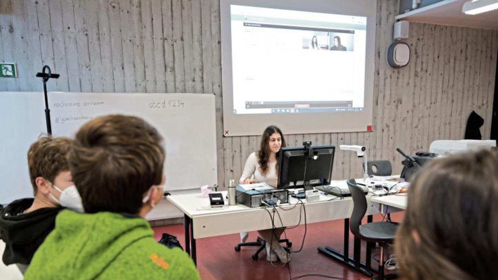 Bankberaterin Hatice Yildiz sensibilisierte die Zehntklässlerinnen und Zehntklässler im simulierten Beratungsgespräch für finanziellen Themen.  Foto: p