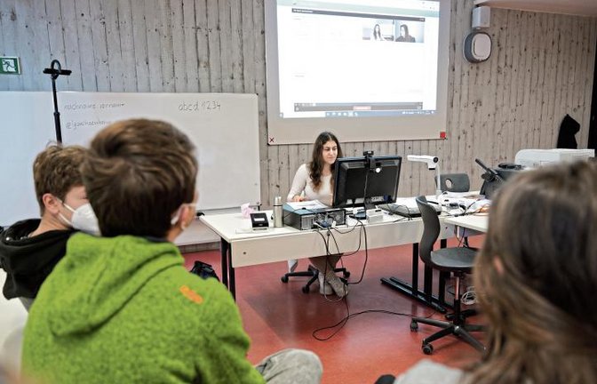 Bankberaterin Hatice Yildiz sensibilisierte die Zehntklässlerinnen und Zehntklässler im simulierten Beratungsgespräch für finanziellen Themen.  Foto: p