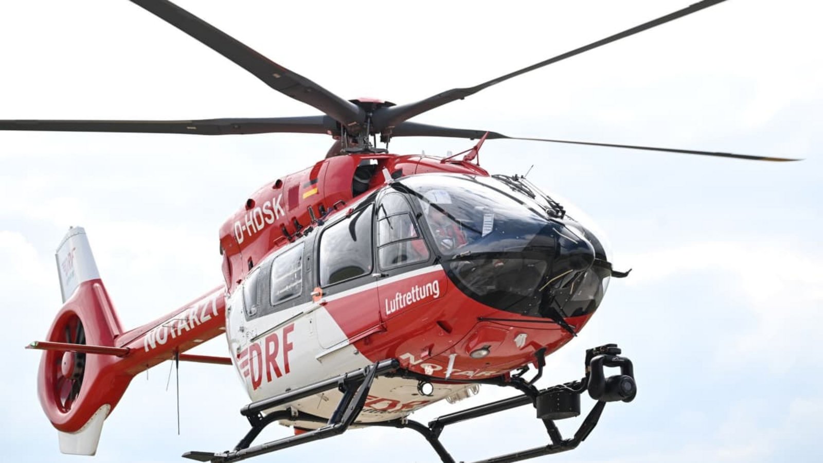 Mit einem Hubschrauber wurde die Frau nach einem Unfall in eine Klinik geflogen. (Symbolbild)Bernd Weißbrod/dpa Mit einem Hubschrauber wurde die Frau nach einem Unfall in eine Klinik geflogen. (Symbolbild)Bernd Weißbrod/dpa