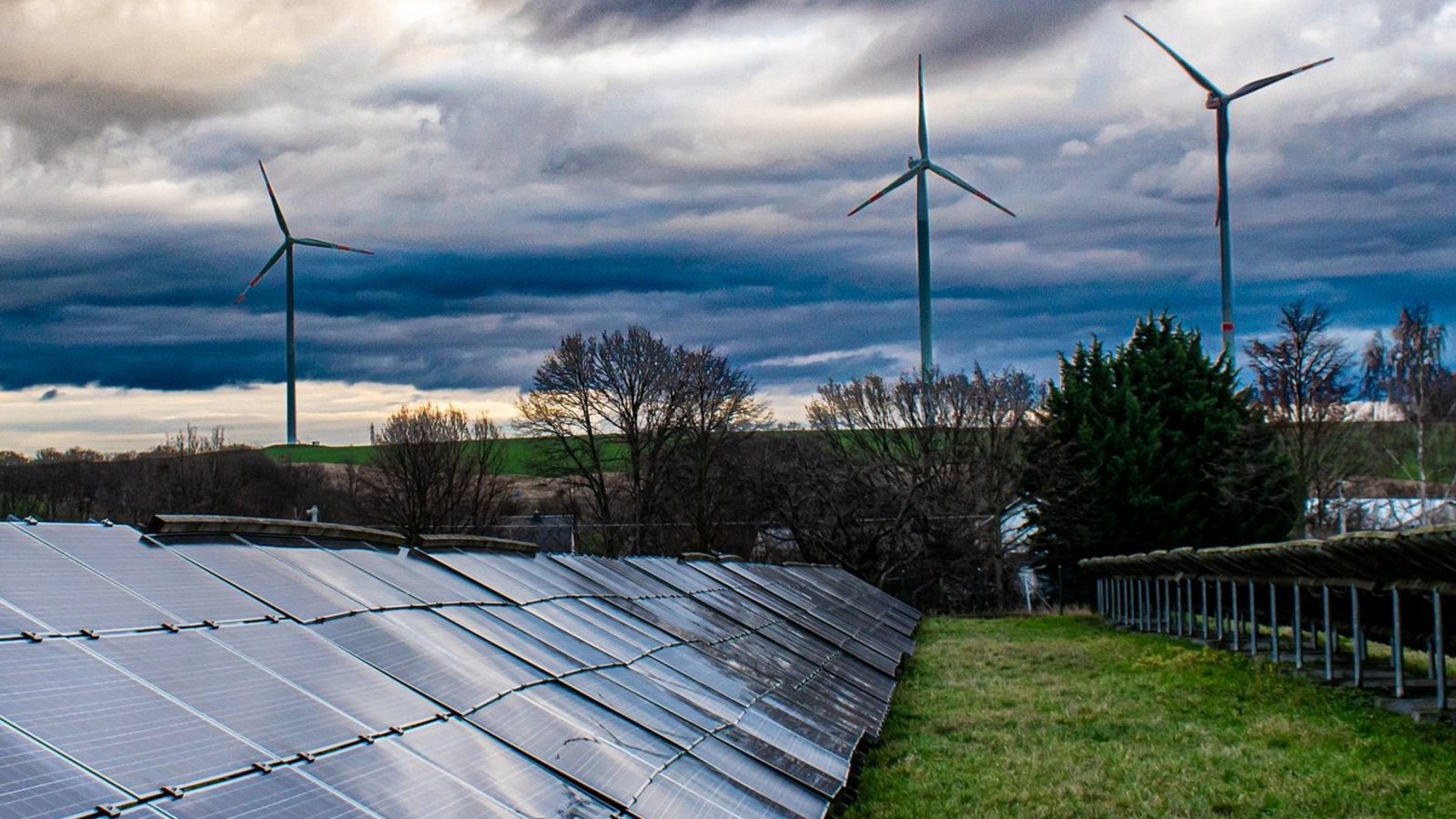 Eine über 30 Hektar große Freiflächen-Photovoltaikanlage und vier Windräder sollen in Sachsenheim entstehen (Symbolbild). Foto: Pixabay