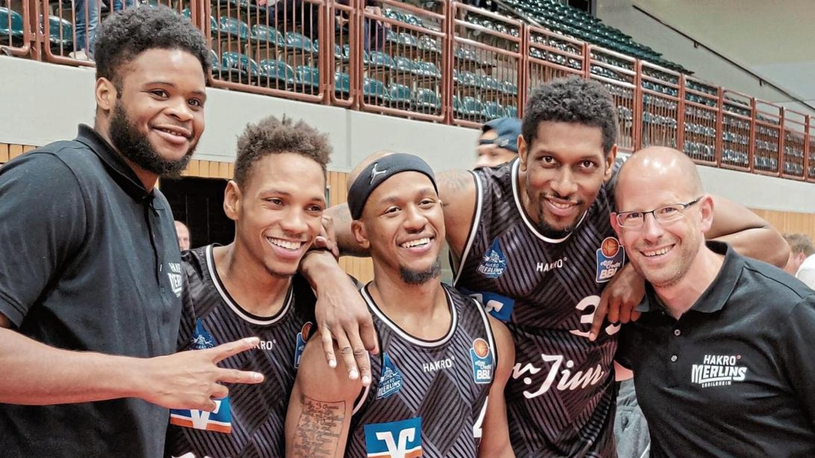 Merlins-Teamarzt Dr. Christoph Lukas (rechts) fühlt sich im Kreis der Crailsheimer Basketball-Profis Joe Lawson, DeWayne Russell, Frank Turner und Sherman Gay (von links) sichtlich wohl. Das Bild stammt aus einer Zeit, als Corona und Abstandsregeln noch k