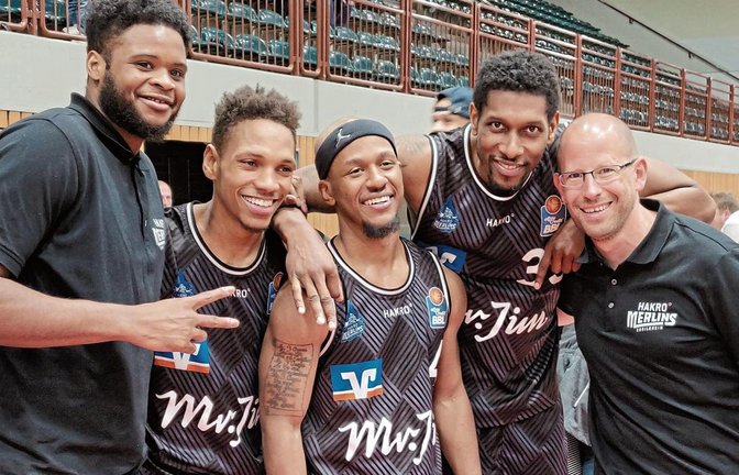 Merlins-Teamarzt Dr. Christoph Lukas (rechts) fühlt sich im Kreis der Crailsheimer Basketball-Profis Joe Lawson, DeWayne Russell, Frank Turner und Sherman Gay (von links) sichtlich wohl. Das Bild stammt aus einer Zeit, als Corona und Abstandsregeln noch k