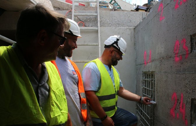 Dieser Stahl sorgt für zufriedene Gesichter. An dieser Bauwerkswand wurde der Rost vom Stahl bereits entfernt. Das soll verhindern, dass weiterer Beton abplatzt.