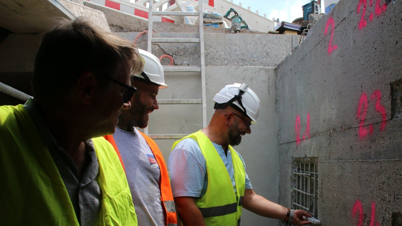 Dieser Stahl sorgt für zufriedene Gesichter. An dieser Bauwerkswand wurde der Rost vom Stahl bereits entfernt. Das soll verhindern, dass weiterer Beton abplatzt.