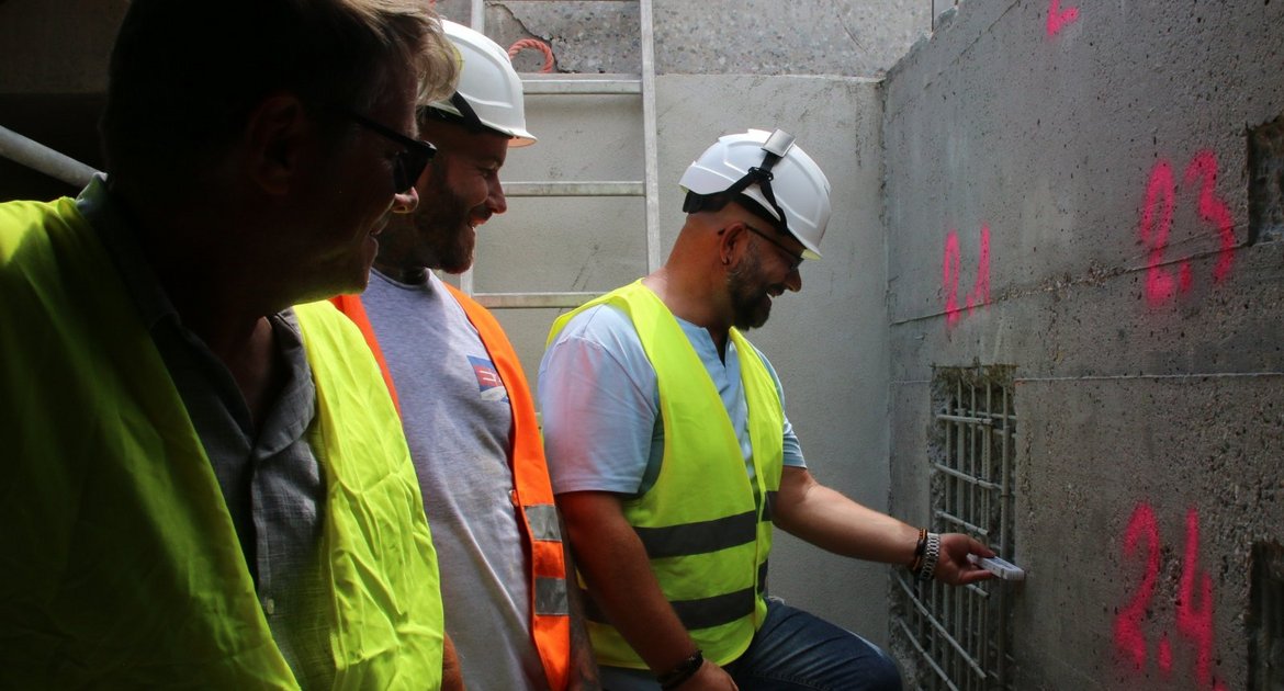Dieser Stahl sorgt für zufriedene Gesichter. An dieser Bauwerkswand wurde der Rost vom Stahl bereits entfernt. Das soll verhindern, dass weiterer Beton abplatzt.