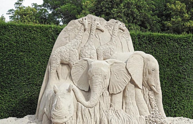 Im Ludwigsburger Schlossgarten sind eindrucksvolle Figuren aus Sand zu bestaunen.  Foto: p