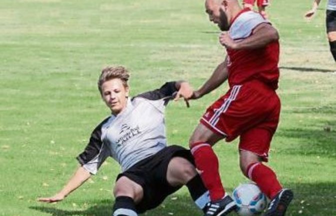 Wenn sich Hohenhaslachs Linksverteidiger Andreas Prantl (rechts) in Angriffe einschaltete, war er oft nur per Foul zu stoppen – wie hier von Sven Neu. Foto: Nachreiner