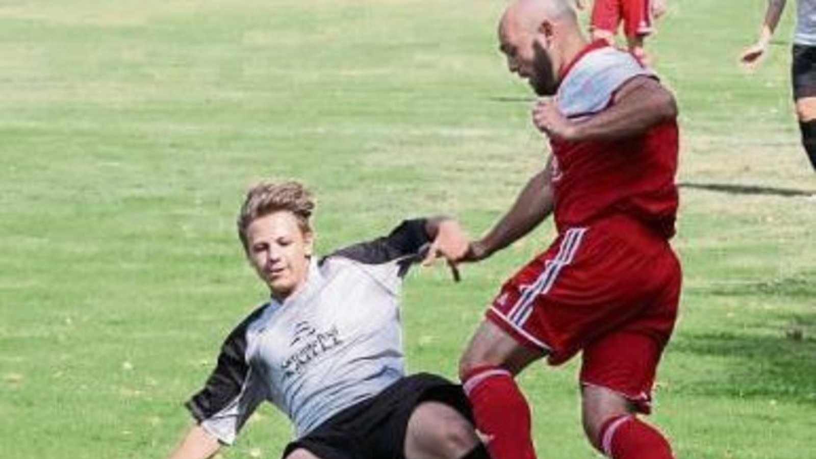 Wenn sich Hohenhaslachs Linksverteidiger Andreas Prantl (rechts) in Angriffe einschaltete, war er oft nur per Foul zu stoppen – wie hier von Sven Neu. Foto: Nachreiner